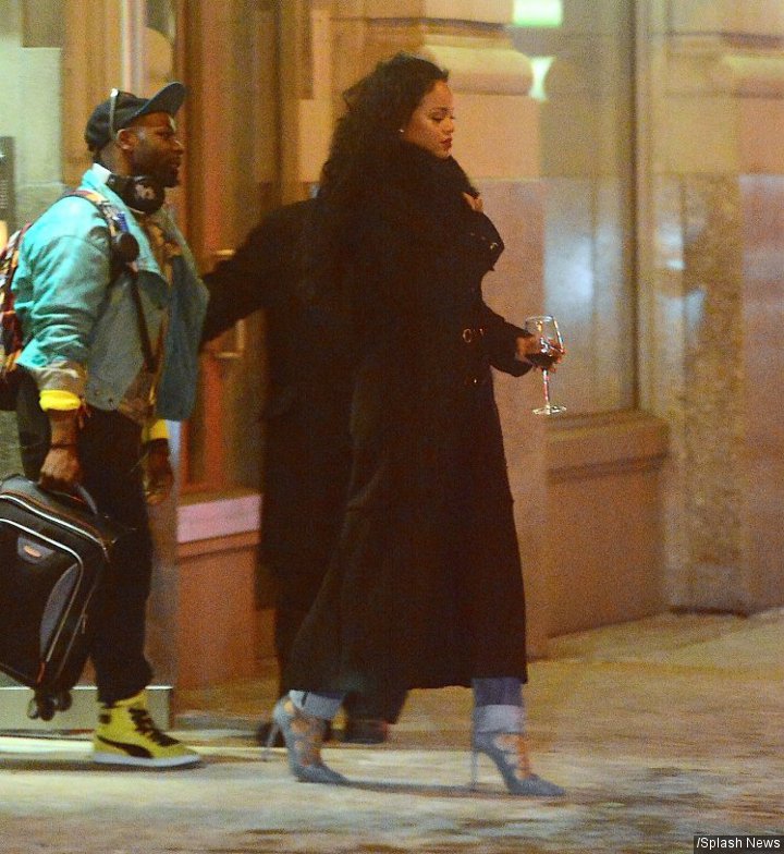 Rihanna curi gelas hotel
