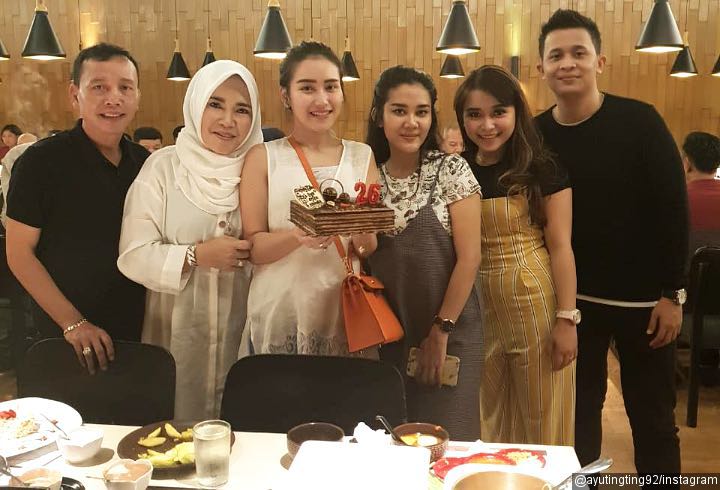 1. Ditemani Orangtua, Adik dan Sepupu