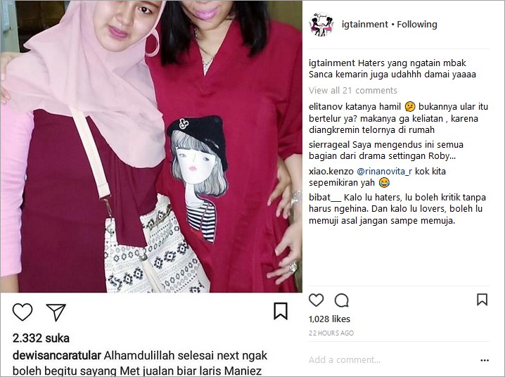 Unggah Foto Bareng Haters Pasca Damai, Lipstik Dewi Sanca Jadi Sorotan