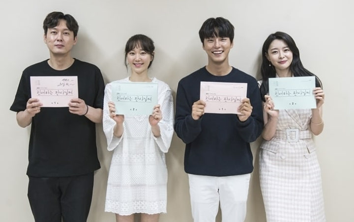 Yoon Shi Yoon Hingga Lee Yoo Young Sumringah Hadiri Sesi Baca Naskah 'Dear Judge'