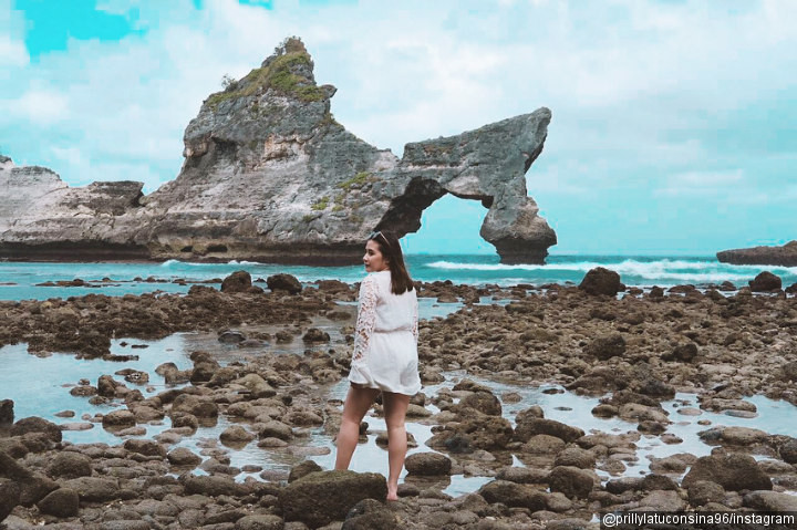 3. Berdiri di Atas Bebatuan Pantai 