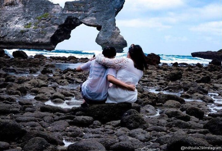  7. Bersama Sahabat, Berpelukan di Atas Batu-Batu Pantai