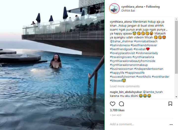 Cynthiara Alona di Kolam Renang