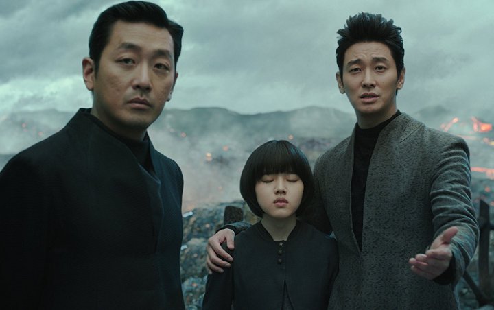 Poster Baru 'Along with the Gods 2' Ungkap Penampilan Ha Jung Woo cs Saat Jadi Manusia 