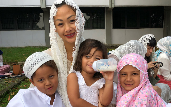 Demi Foto Bersama Ketiga Anaknya, Indah Kalalo Rela 'Sogok' Pakai Ini