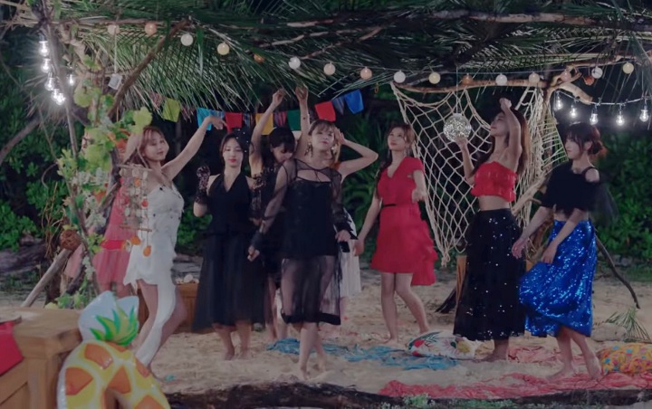Terdampar, Twice Asyik Pesta Pinggir Pantai di MV 'Dance The Night Away'