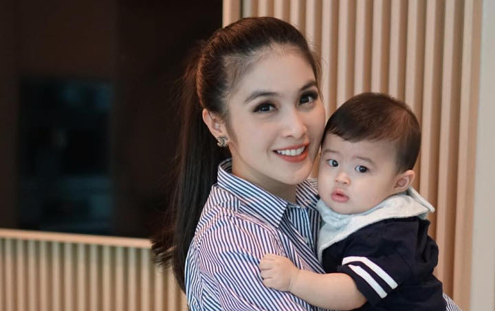 Tak Cuma Lucu Saat Tidur, Putra Sandra Dewi Pamer Bibir Tebal Belepotan 'Lipstik' Bikin Fans Gemas 