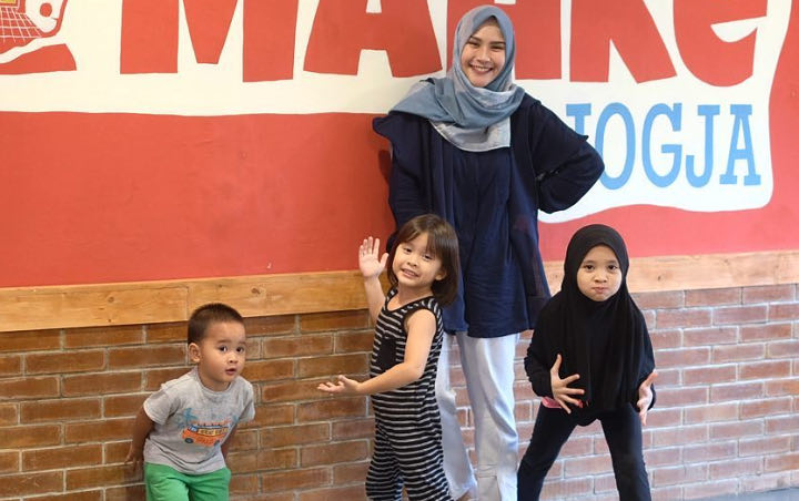 Segera Berangkat Haji, Zaskia Adya Mecca Latih Tinggal Keempat Anaknya