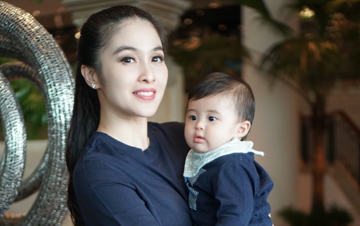 Pose Tidur Pipi 'Tumpah' Buah Hati Sandra Dewi, Netter: Gantengnya Nggak Normal