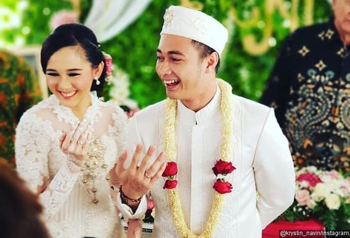 2. Tertawa Pamer Cincin Nikah 