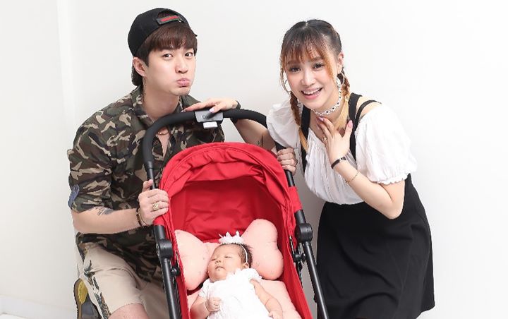 Bagikan Video Senyum Manis Sang Anak, Kuku Istri Lee Jeong Hoon Buat Warganet Ngeri