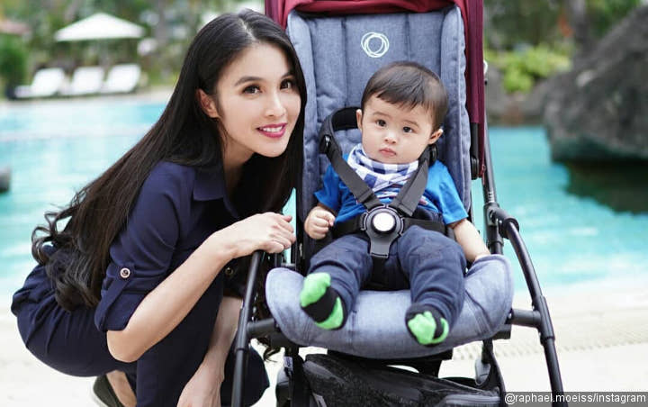 Putra Sandra Dewi Pasang Wajah Bengong Habis Makan, Netter: Gantengnya Kebangetan
