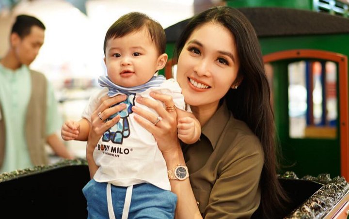 Bikin Gemas, Lucunya Bayi Ganteng Sandra Dewi Rayakan HUT RI ke-73