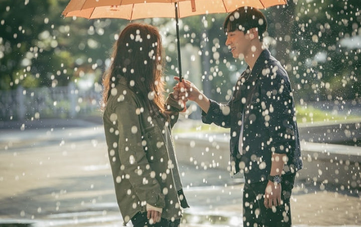 Cinta Pertama, Manisnya Kikwang Payungi Song Ji Hyo di 'Lovely Horribly'
