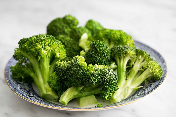 Makan Brokoli yang Dikukus