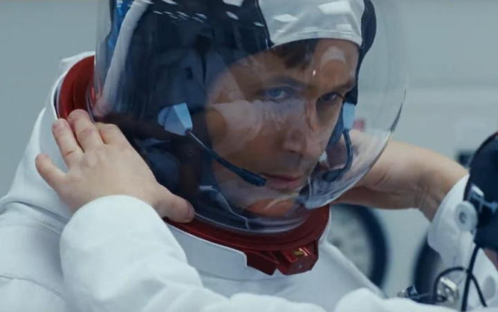 Tuai Kontroversi, 'First Man' Tak Tampilkan Adegan Neil Armstrong Tancapkan Bendera di Bulan