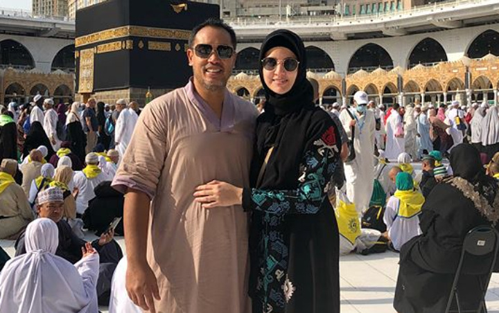 Usai Sholat Dihujat Najis, Nia Ramadhani Kembali Dibully Tak Berhijab Saat Temani Suami Operasi