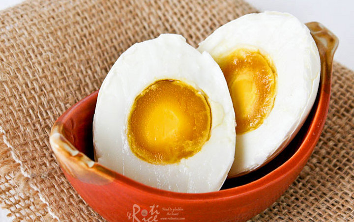 Dari Indomie Hingga Bakpao, Ini 8 Makanan Olahan Telur Asin yang Hits Banget