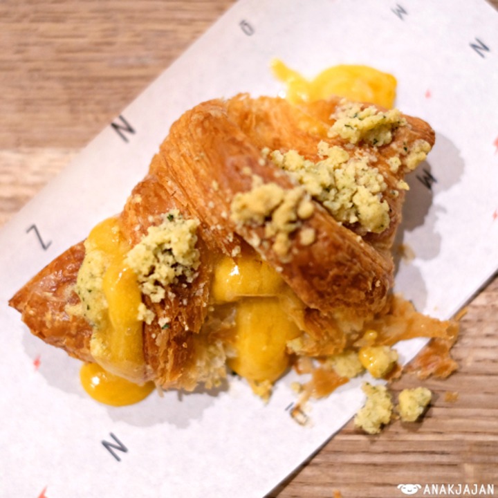 Croissant Telur Asin yang Mulanya Terkenal di Singapura