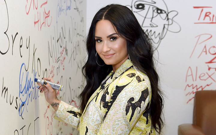 Usai Overdosis, Akhirnya Demi Lovato Muncul di Depan Publik