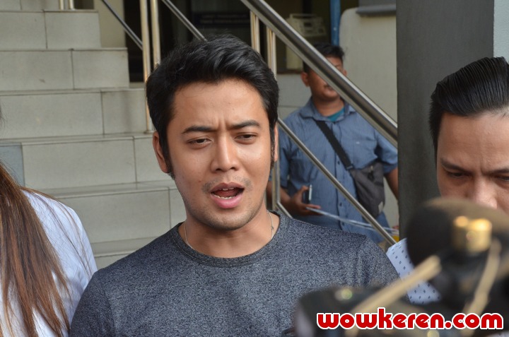 Kriss Hatta Menemui Para Wartawan untuk Menjelaskan Perihal Masalahnya dengan Billy dan Hilda