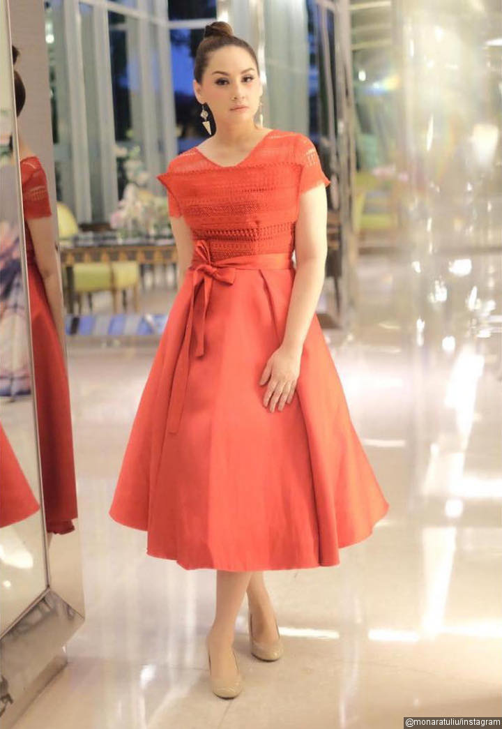 Mona Ratuliu, Cantik Mempesona Pakai Dress Polos