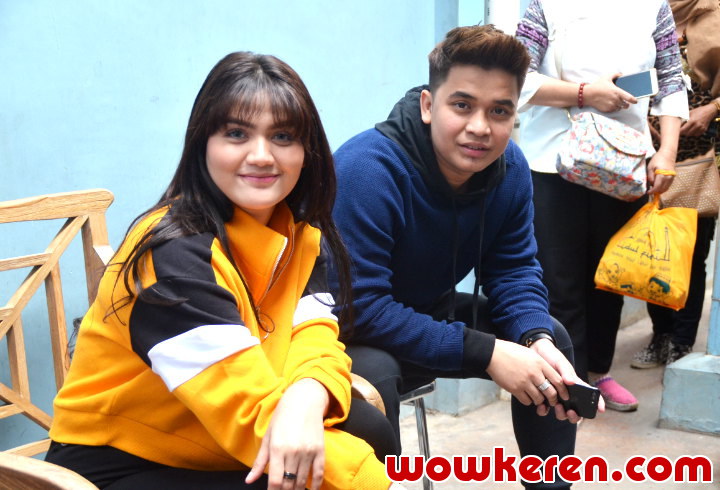 Duduk Sebelahan, Hilda Vitria dan Billy Syahputra Kompak Senyum ke Arah Kamera