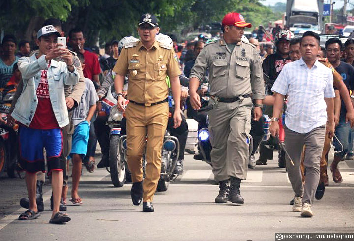 Panasnya Mentari Tak Menghalangi Pasha Ungu Untuk Terus Mengabdi