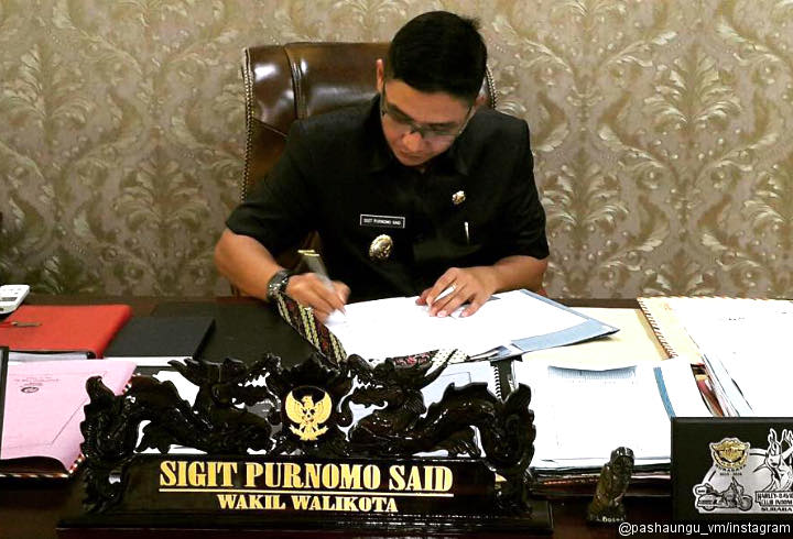 Tak Hanya di Lapangan, Pasha Serius Mengurus Berbagai Berkas Pemerintahan