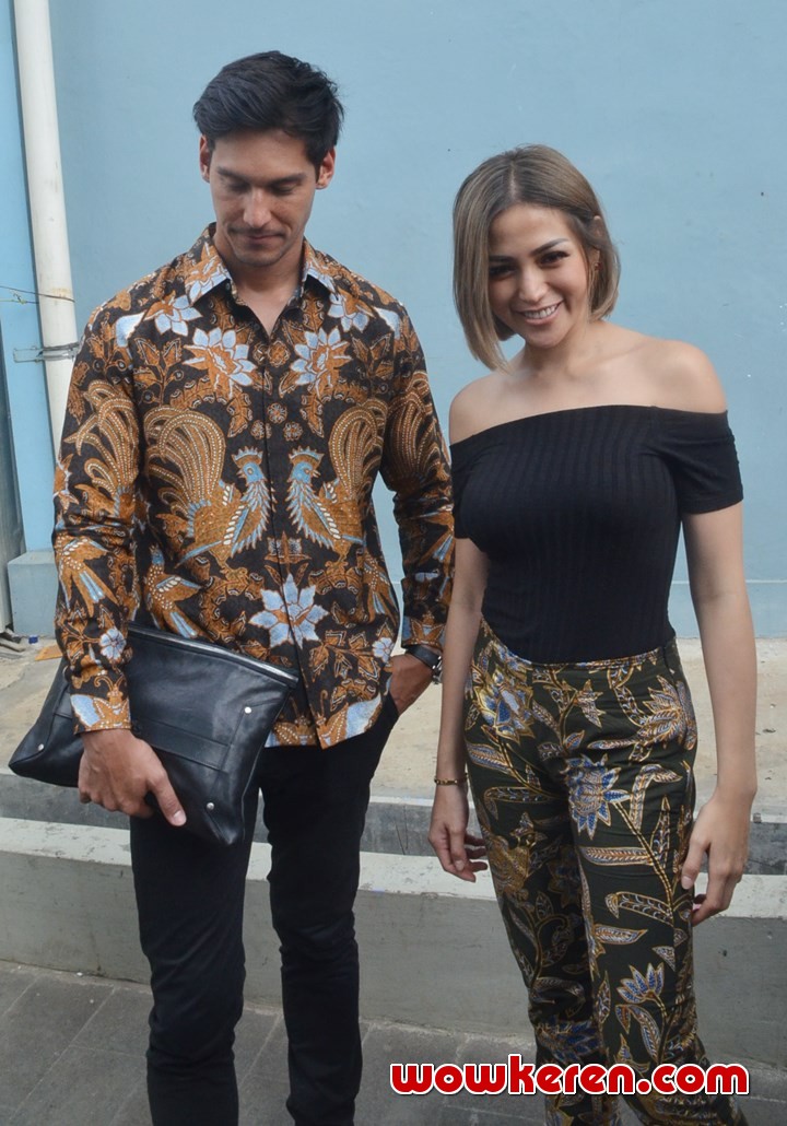 Masih Malu-malu, Richard Kyle Terlihat Menunduk Saat Foto Bersama Jessica Iskandar