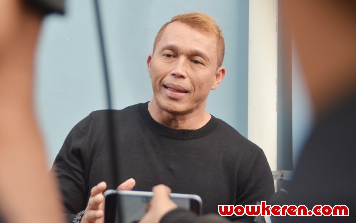 Kembali Santai, Bang Tigor Pamer Senyum Tipis di Tengah Penjelasannya