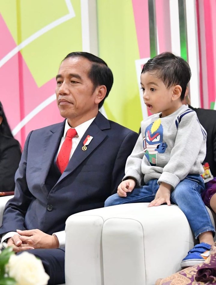 Jan Ethes Tampak Terpukau Melihat Pertunjukan