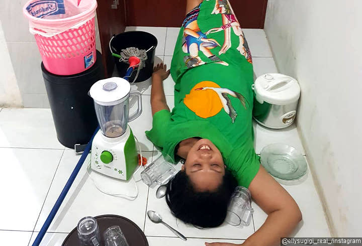 Khas Ibu Rumah Tangga, Ely Sugigi Pakai Barang-Barang Dapur Nih