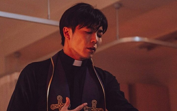 Lakukan Pengusiran Setan di 'The Guest', Kim Jae Wook Kelewat Seksi Jadi Sorotan Netter