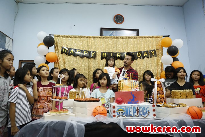 Keakraban Denny Sumargo Bersama Anak-Anak Panti