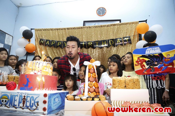 Denny Sumargo Tiup Lilin Bersama Anak Panti Asuhan