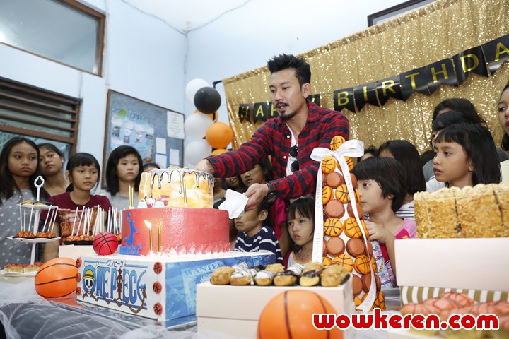 Denny Sumargo Ditemani Anak-Anak Panti di Sesi Potong Kue
