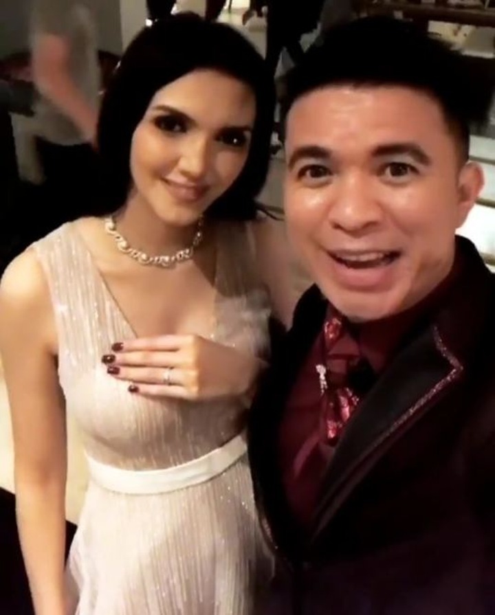 Alexa Key Bersama Pembawa Acara di Pernikahannya