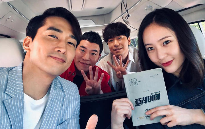 Selfie Seru Saat Syuting 'Player', Song Seung Heon dan Krystal Didoakan Cinlok