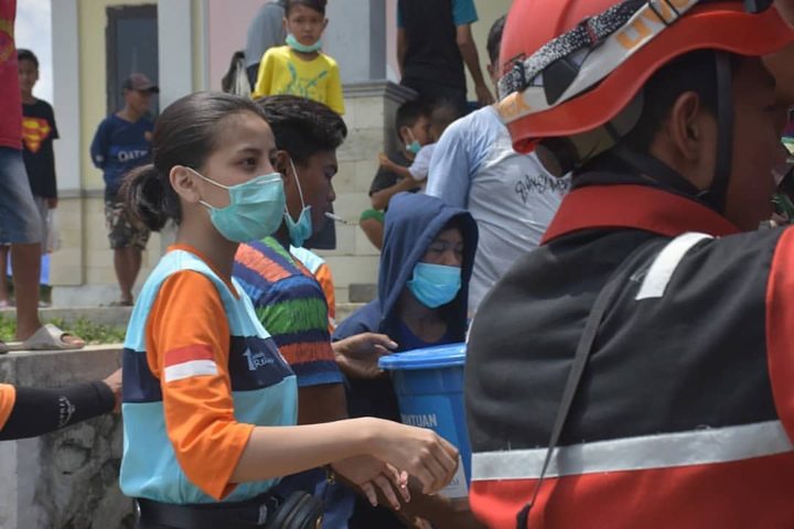 Awkarin Menarik Perhatian Para Pengungsi
