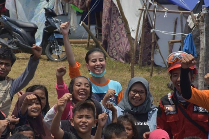 Awkarin Mengajak Para Korban untuk Foto Bersama