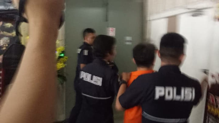PAugie Fantinus Mendadak Berlari Dari Kerumuman Awak Media