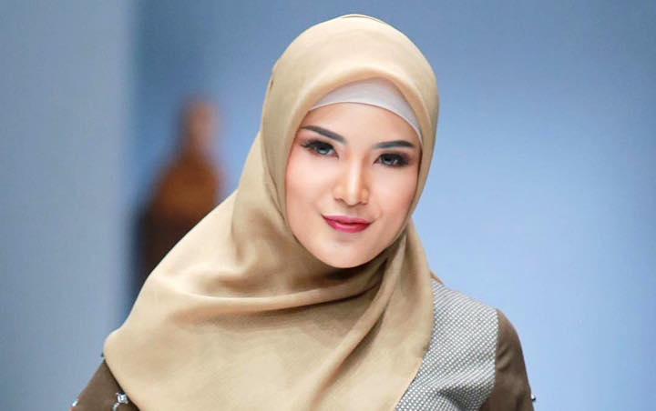Jadi Model Peragaan Busana Muslim, Cantiknya Nindy Pakai Hijab Bikin Netter Jadi Pangling