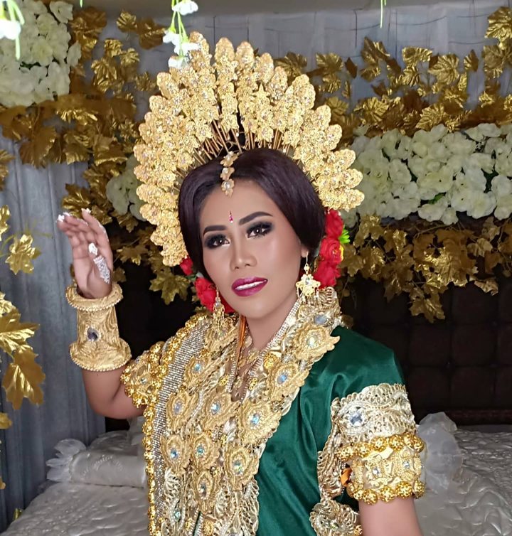 Evi Masamba melakukan prosesi Mappacci malam sebelum pernikahan