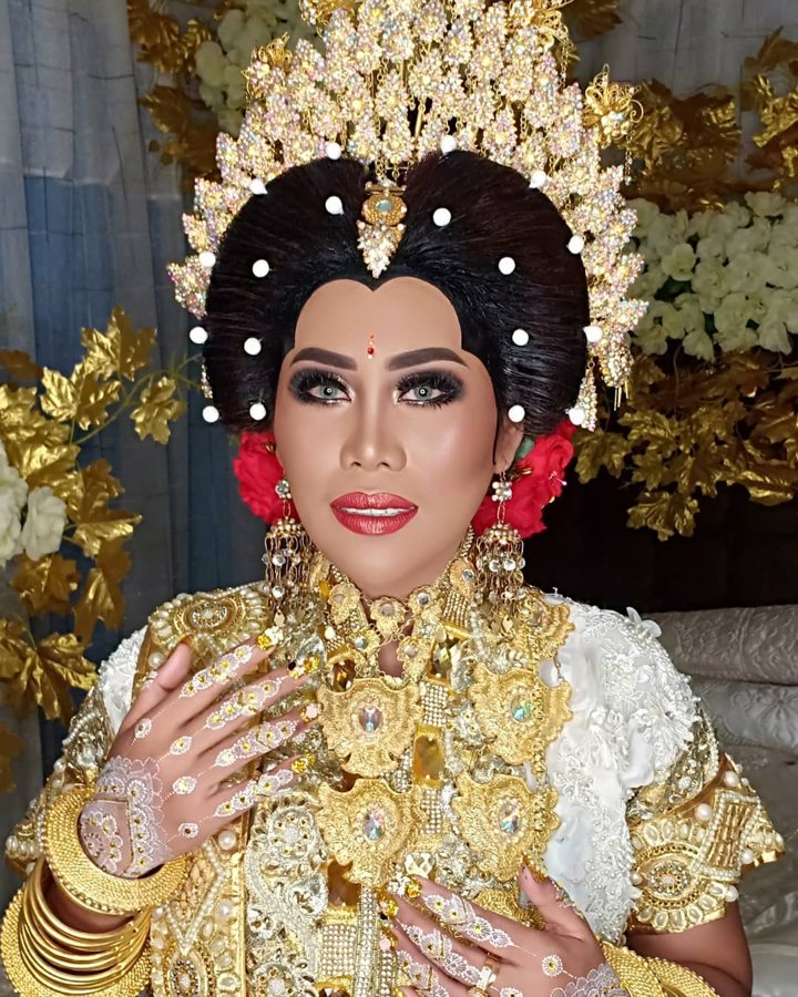 Penampilan memukau Evi Masamba saat menjalani acara resepsi pernikahan