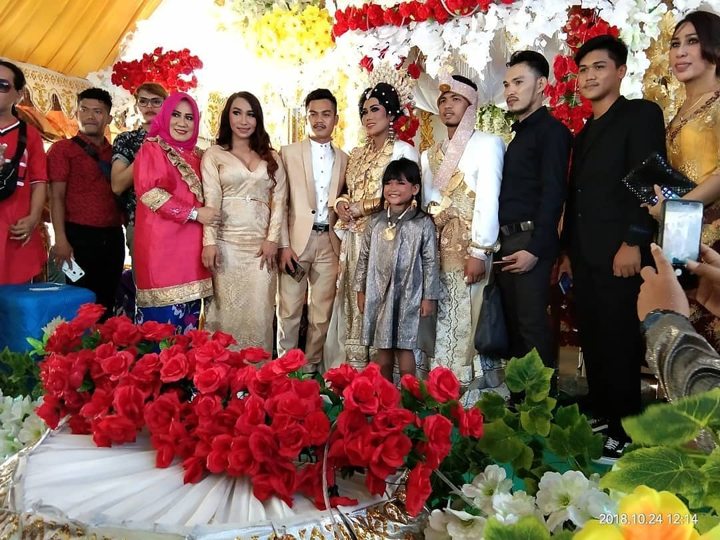 Acara resepsi pernikahan Evi Masamba yang dihadiri para tamu undangan