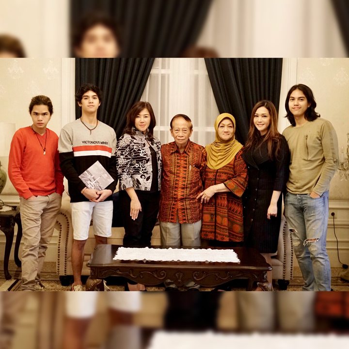 Maia Estianty juga dikenal dekat dengan kedua orangtuanya