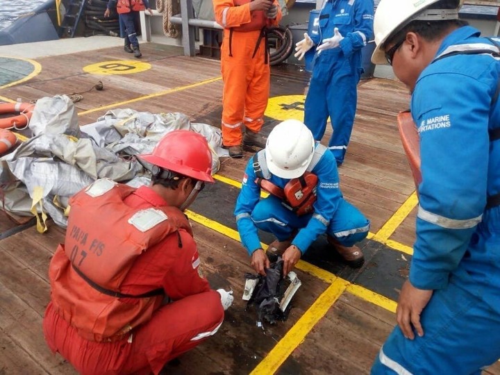 Para Petugas Saat Menemukan Barang Penumpang