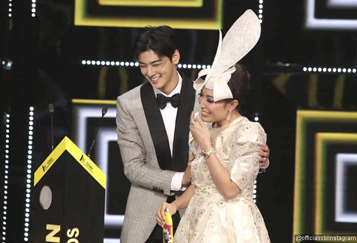 Interaksi Cha Eunwoo dan Ayu Dewi yang Bikin Penggemar Iri