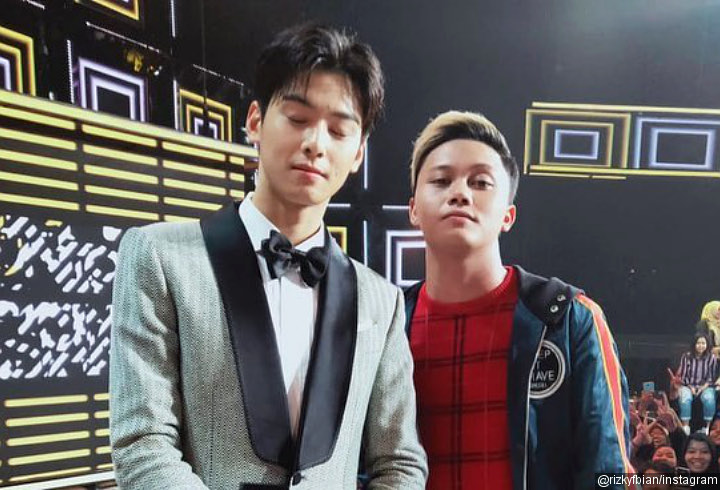 Cha Eunwoo Menyanyikan Lagu 'Kesempurnaan Cinta'  Bareng Rizky Febian